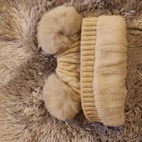 NEW UGG HAT FOR BABIES - Picture 2 of 2